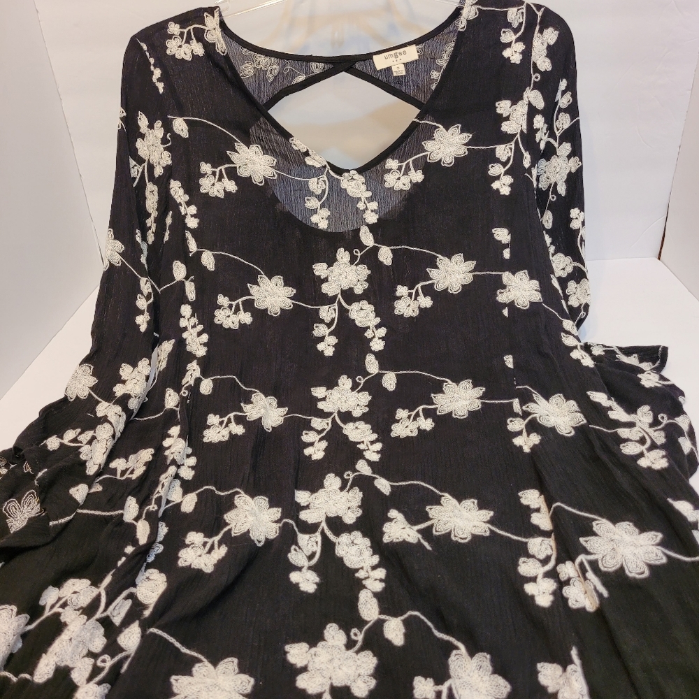 Umgee Embroidered Floral Top Womens Small Black Excellent Boho Bell Sleeve N2144